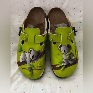 Birki’s Koala print clogs 39/250